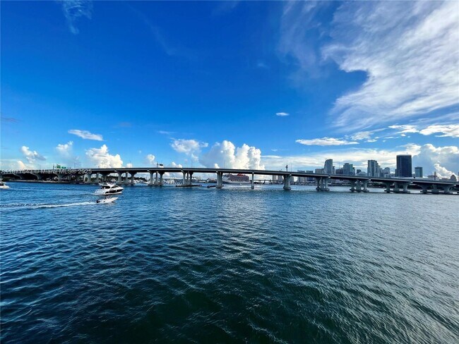 Foto del edificio - 555 NE 15th St