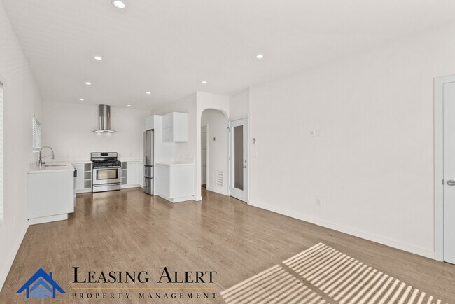 Building Photo - 1165 N Kingsley Dr