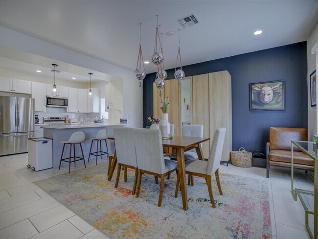 Foto del edificio - Fully Furnished 3-Bedroom Home with Security & Modern Upgrades