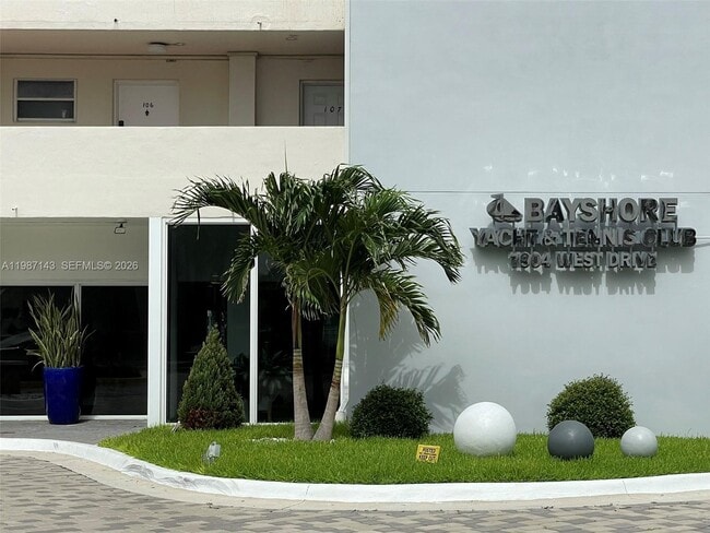 Foto del edificio - 7904 West Dr