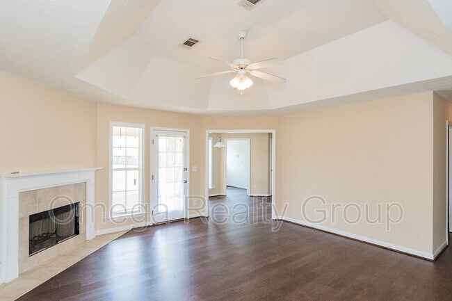 Building Photo - 6118 Blackstone Dr