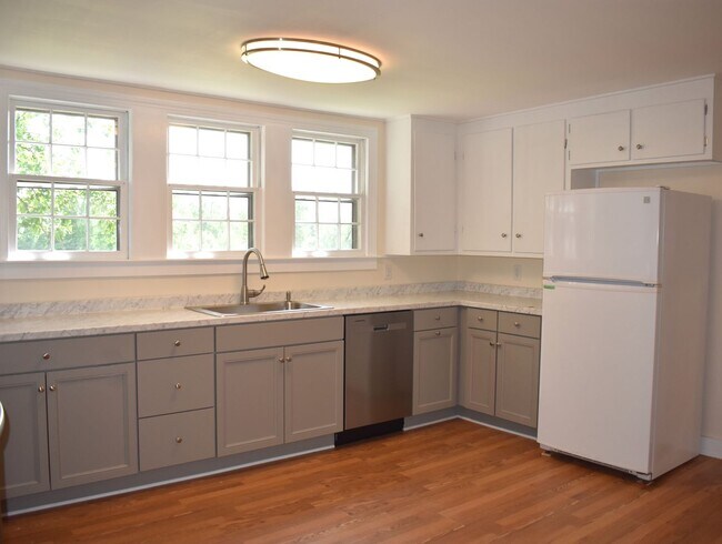 Foto del edificio - Charming 3-Bed, 2-Bath Farmhouse in Fuquay...