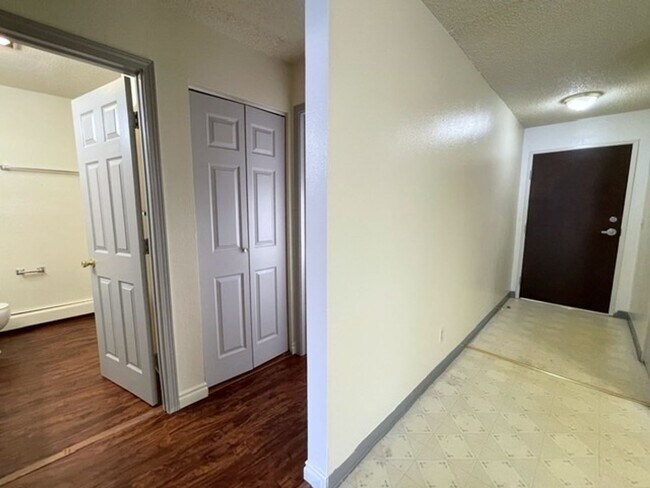 Foto del edificio - East Anchorage Condo with Laminate Floorin...