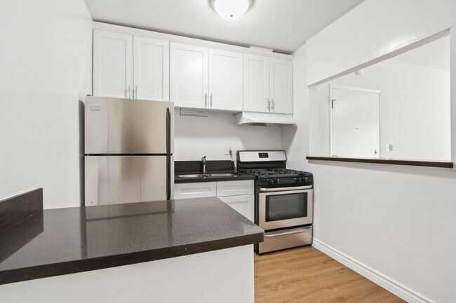 Building Photo - 1432 16th St, prime Santa Monica location,...