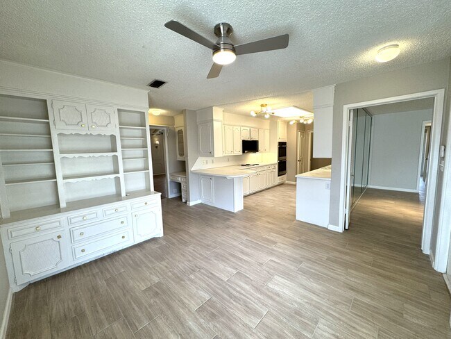 Building Photo - 2405 Stutz Plz