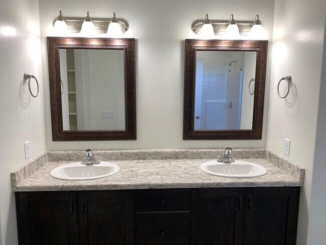 Foto del edificio - 4 Bedroom Home With RV Parking