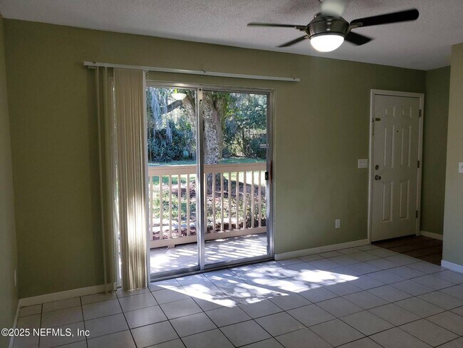 Foto del edificio - 2300 Twelve Oaks Dr