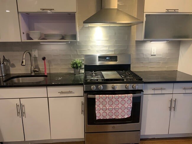 Kitchen with modern appliances - 192 Hart St