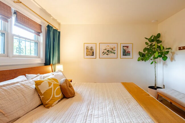 Bedroom (King) - 807 W Trinity Ave, Unit 128