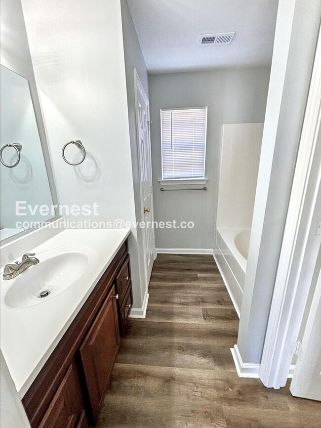 Building Photo - 4 Bed/2 Bath Home with Off-Street Parking / Pet-Friendly / Vouchers Accepted / Coming Soon!