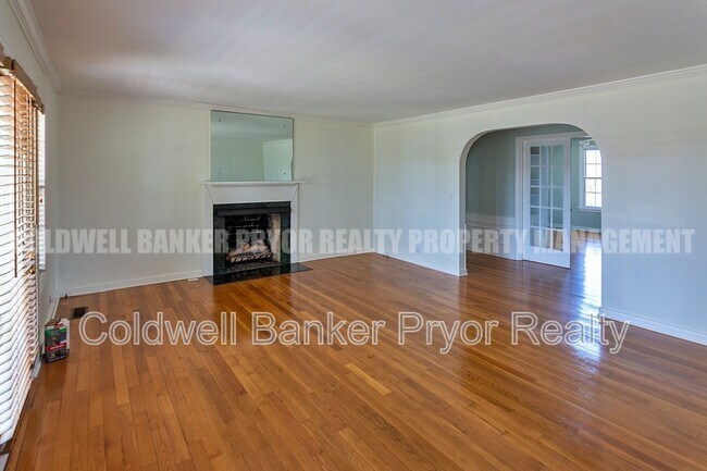Foto del edificio - 323 Walsh Rd