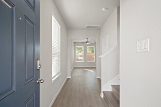 Building Photo - 831 Red Oakland Dr