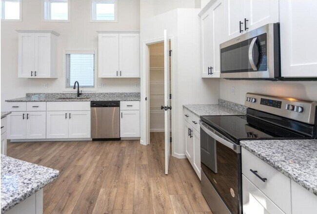 Foto del edificio - 4-bedroom, 3-bathroom South Fargo Single-F...