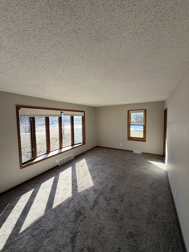 Building Photo - 6909 Lakeview Dr