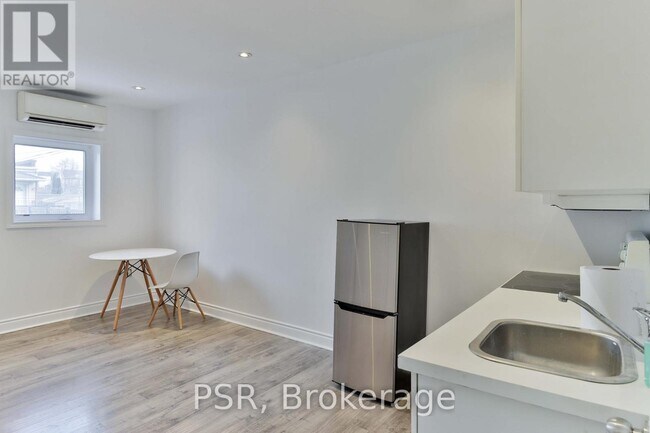 Photo du bâtiment - 1364 St Clair Ave W