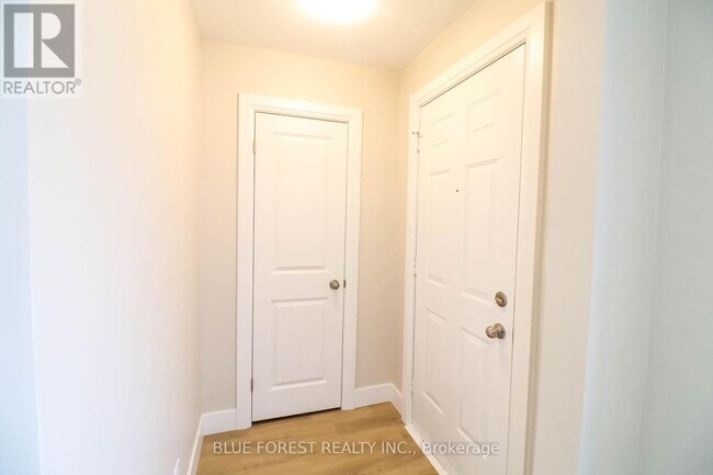 Building Photo - 334 Wharncliffe Rd S