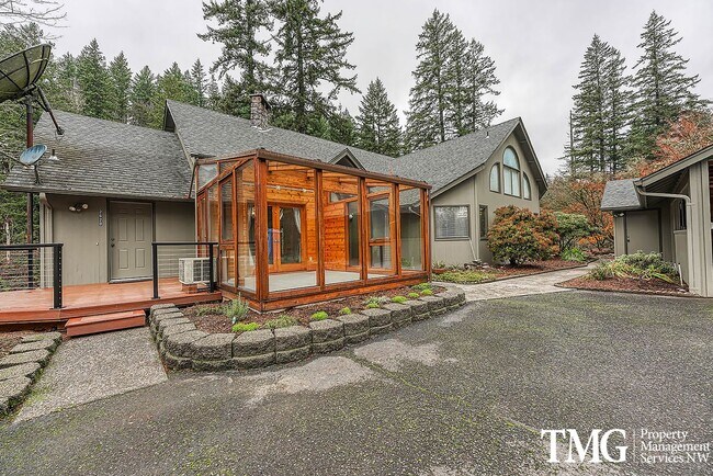 Foto del edificio - Stunning Custom-Built Home w/ Washougal Private River Access! Fresh paint and new floors!
