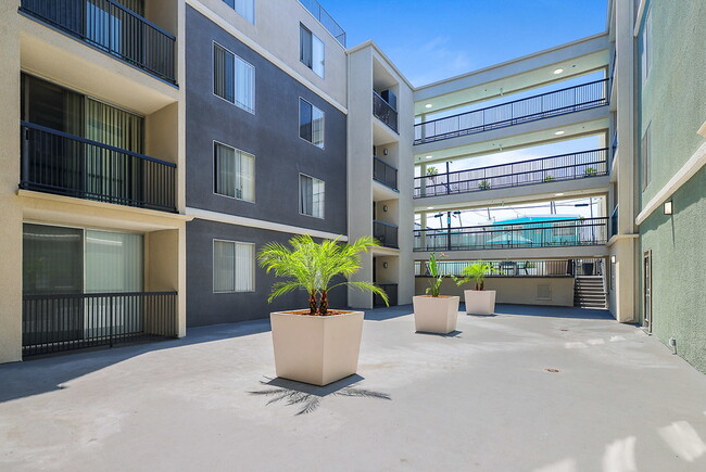 Building Photo - Catalina Gardens