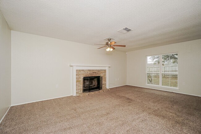 Foto del edificio - Recently updated-4 Bedroom house located about 11  miles from Randolph Air Force Base