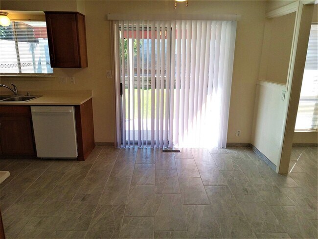 Foto del edificio - 4 BEDROOM 3 BATHROOM HOME IN THE VIBRANT C...