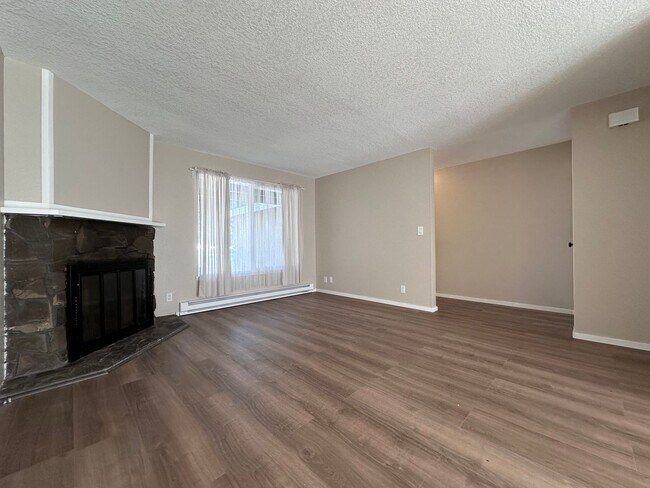 Foto del edificio - LOVELY SANDY DUPLEX 2 BED 1 BATH W/ GARAGE!!