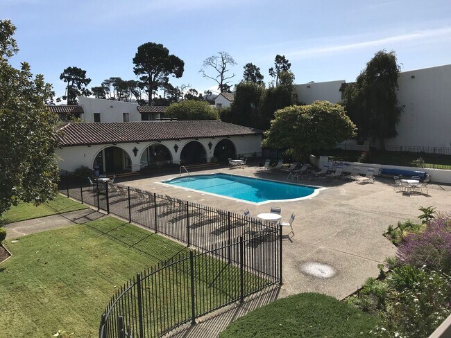 Foto del edificio - 2bd/1bath Condo at OceanForest Complex in Monterey