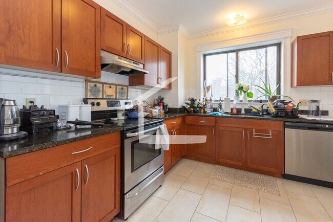 Building Photo - Huge, renovated top floor 4BR/2BA apartmen...