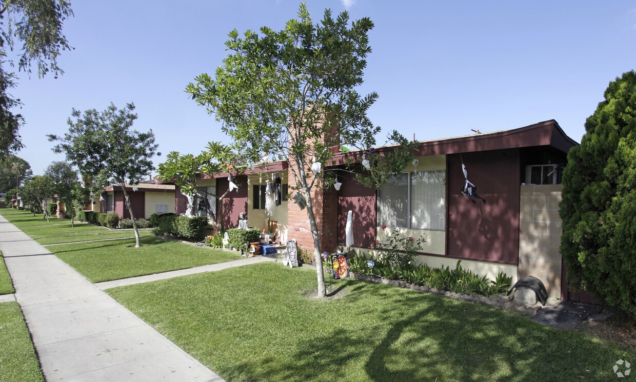 Foto del edificio - 3207-3217 W Cabot Dr