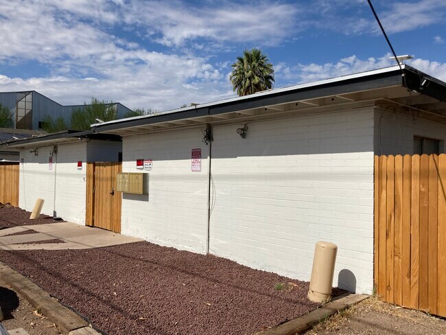 Building Photo - 1433 S Kenneth Plz