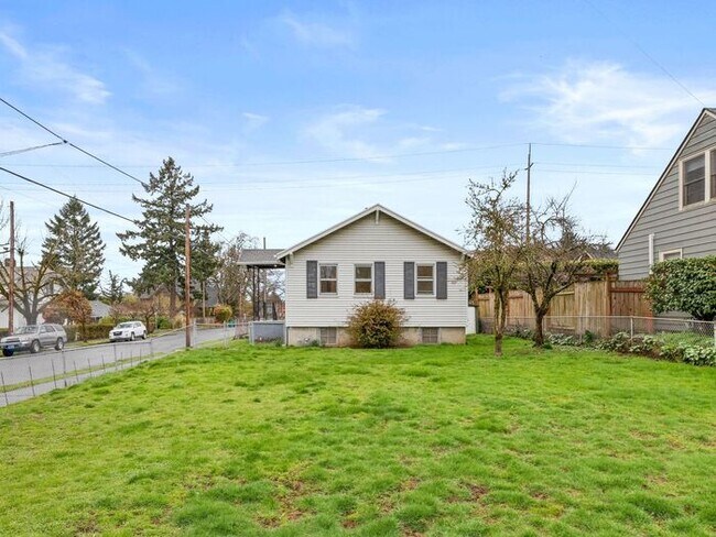 Building Photo - 2 bedroom, 1 bath now available in North P...