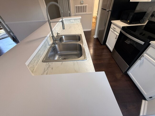 Building Photo - Beautiful Condo minutes from Uptown Charlotte