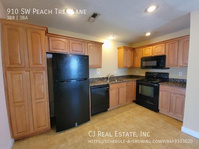 Building Photo - 910 SW Peach Tree Ln