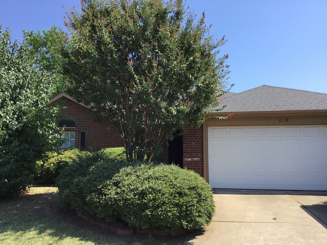 Foto principal - 818 Valleybrooke Dr