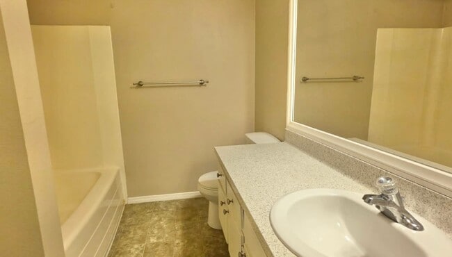 Building Photo - Large 2 Bedroom Condo in Fashion Valley!! With 2 Parking Spaces