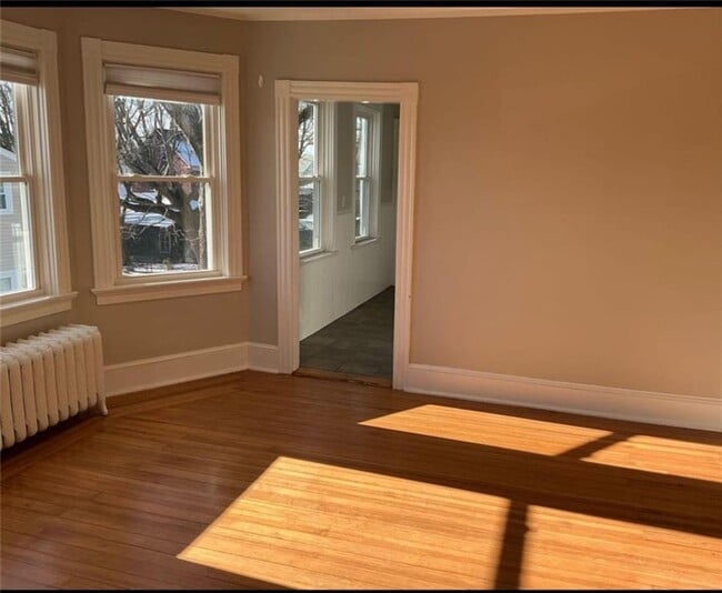 Foto del edificio - 12 Caswell Ave