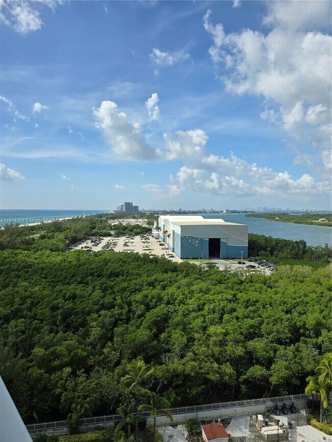 Foto del edificio - 100 Bayview Dr