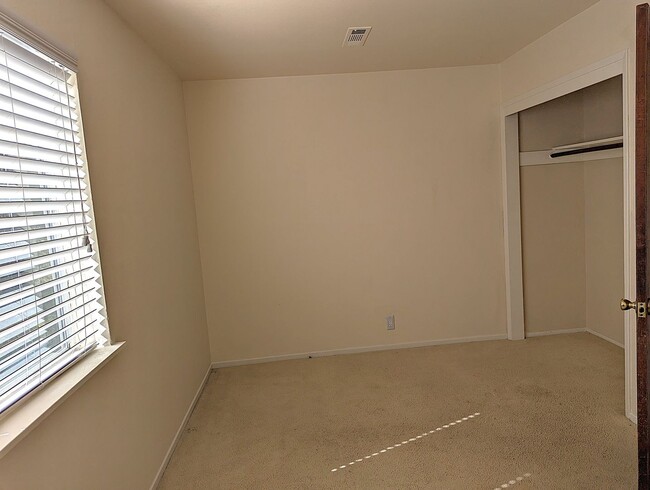 Building Photo - Spacious 2 bed 1 bathroom In-Law Unit with lots of Natural light, newly remodeled