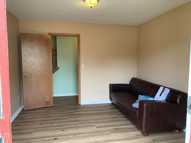 Entry Room - 216 E Burks Dr