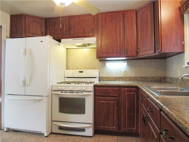 Building Photo - Updated Nicely Maintained Home For Rent