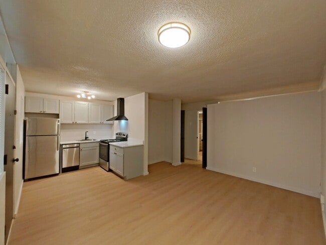 Building Photo - University Manor - Newly Renovated Units just a short walk from Campus!