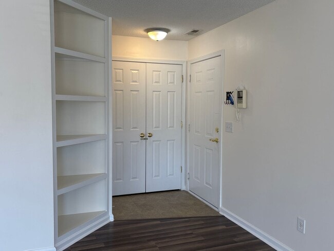 Building Photo - Apartment Located Close to Battleground Park