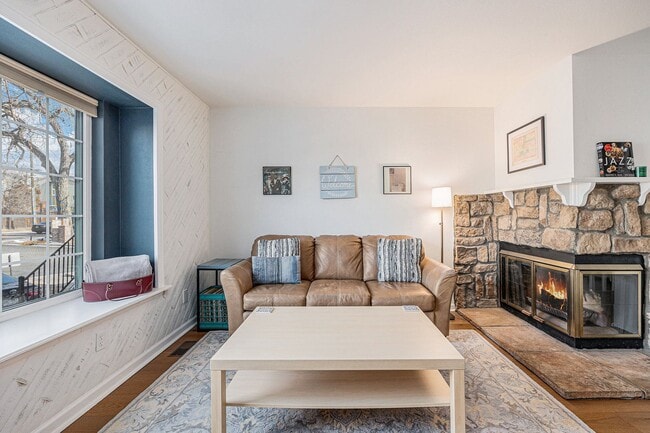Building Photo - Cozy 2-bed townhome w/ laundry and communi...