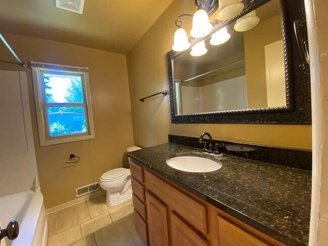 Foto del edificio - Inviting 3-Bedroom Home in Eastridge – Acr...