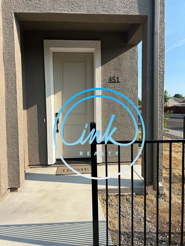 Building Photo - New Build Townhome Close to Downtown Gardn...