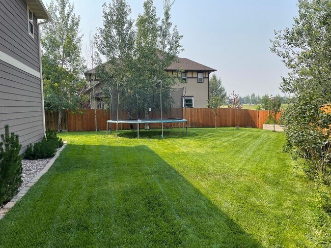 Building Photo - Single Family Home - Fenced in Yard - Pet ...