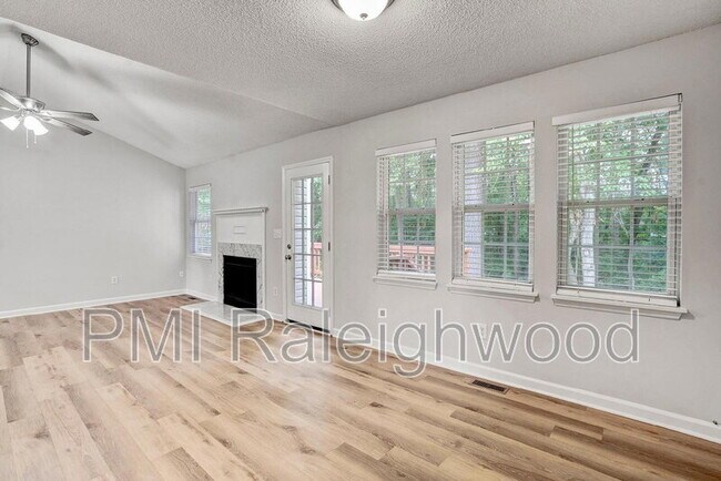 Foto del edificio - 1300 Poplar Ridge Rd