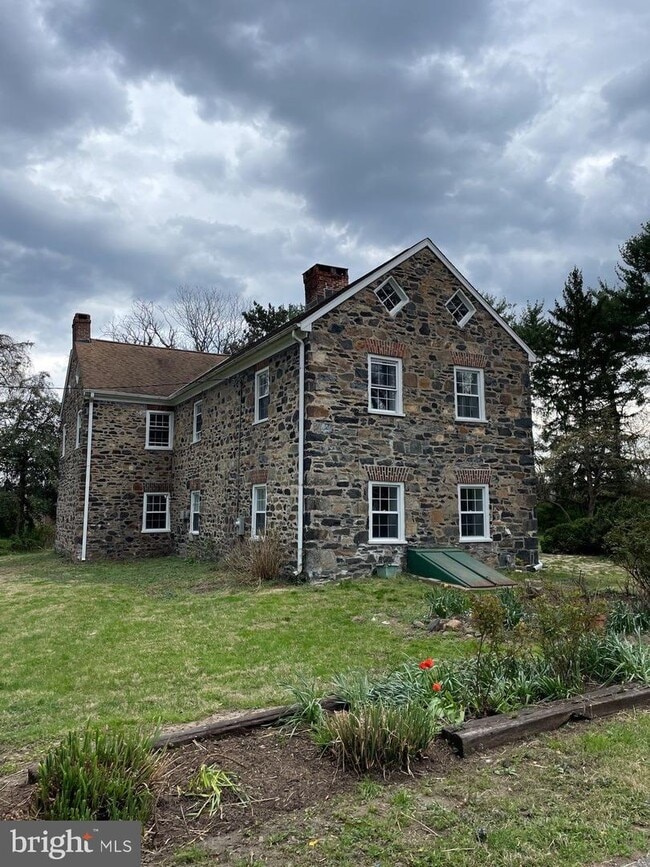Building Photo - 1846 Sutton Ave