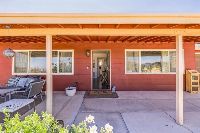 Foto del edificio - 3 Bedroom 1.5 Bath Modern Farmhouse near JT National Park * MOVE IN SPECIAL*