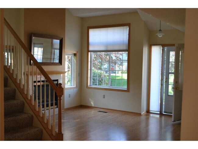 Building Photo - 2340 Oakridge Cir