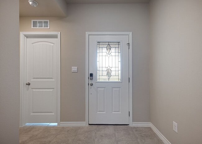 Building Photo - 7906 Lariat Toss Dr